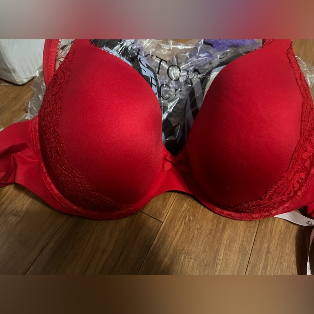 NWT Victoria secret 34DD bras